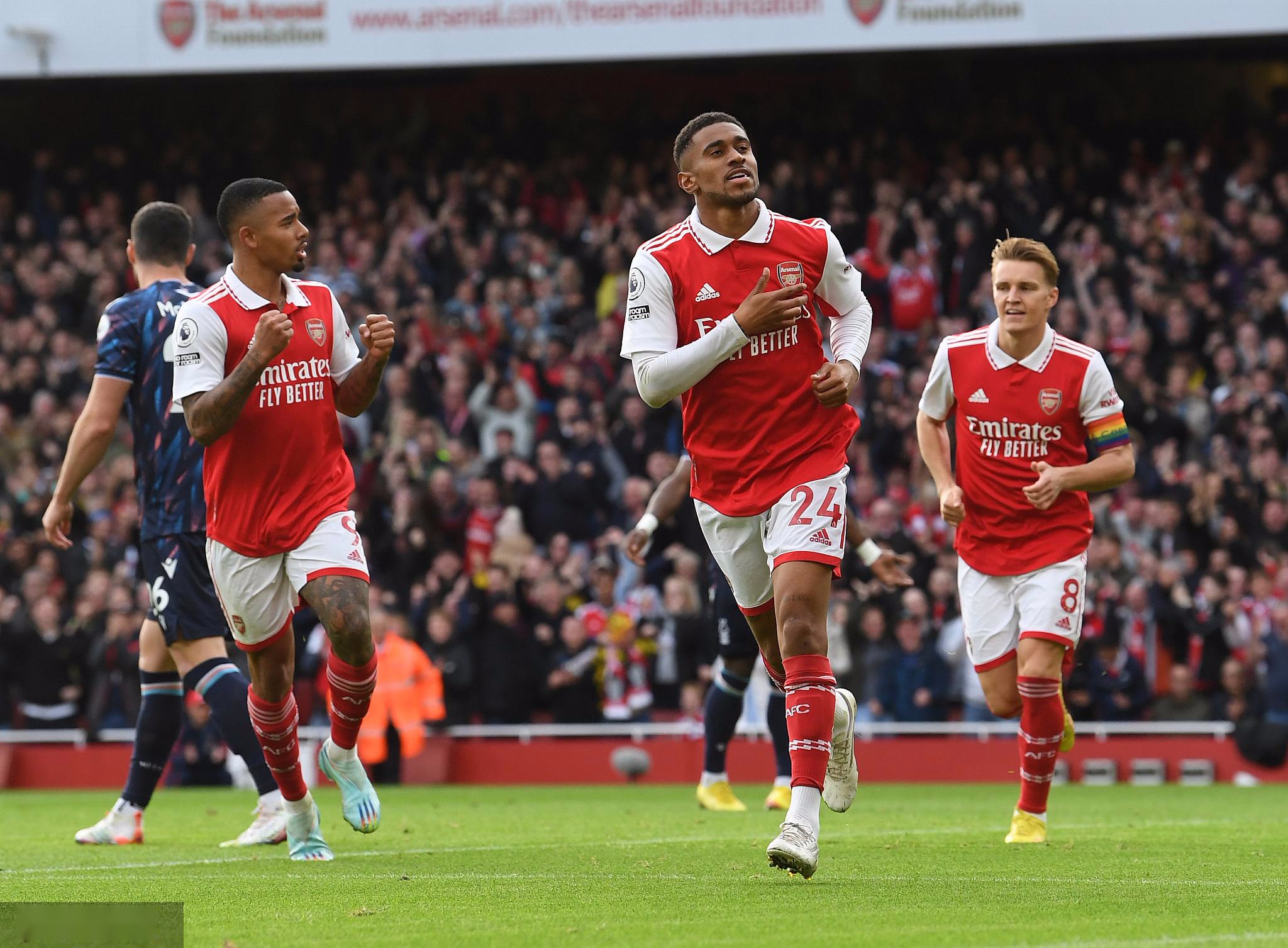 哈里·凯恩转会传闻：拜仁否认，热刺回购意愿强烈